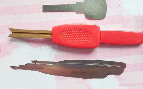 三代叶片开锁工具中的插片工具,是由四个薄厚不同的插片工具和带动